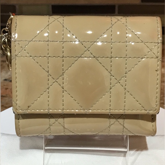 DIOR Cannage Patent Leather Trifold Wallet π€©π₯β€οΈ - Picture 5 of 17